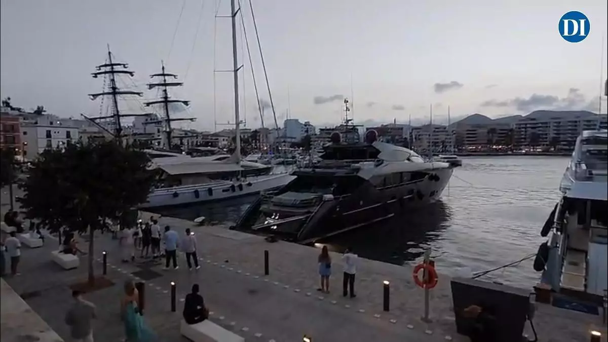 Ibiza no descansa ni un segundo: un dj a bordo de un yate 'ameniza' la tarde a los vecinos de la Marina