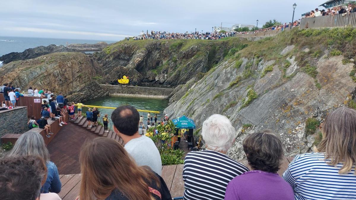 Lleno en torno a la piscina en una edición pasada de la patoleada.