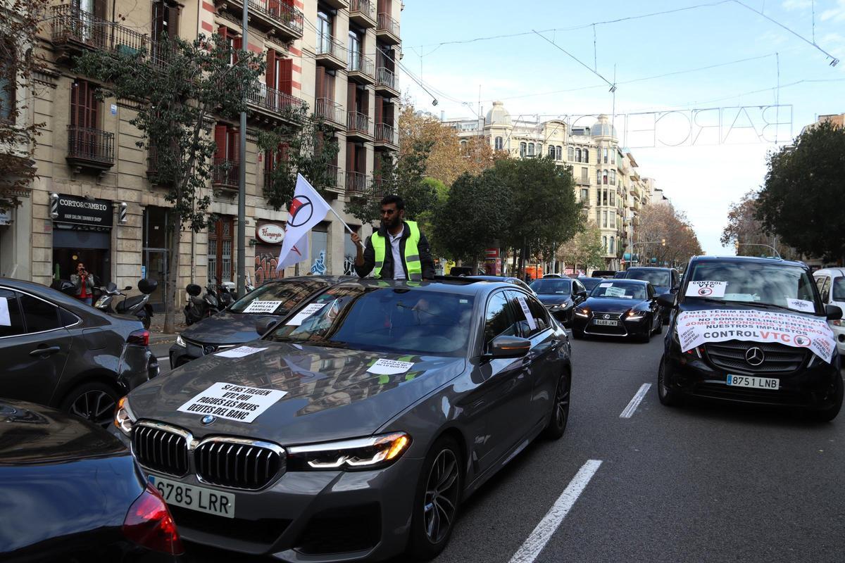 Marcha lenta de conductores de VTC por el centro de Barcelona