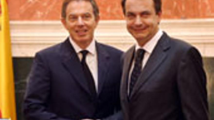 Powell y Blair intentan que España siga en Irak