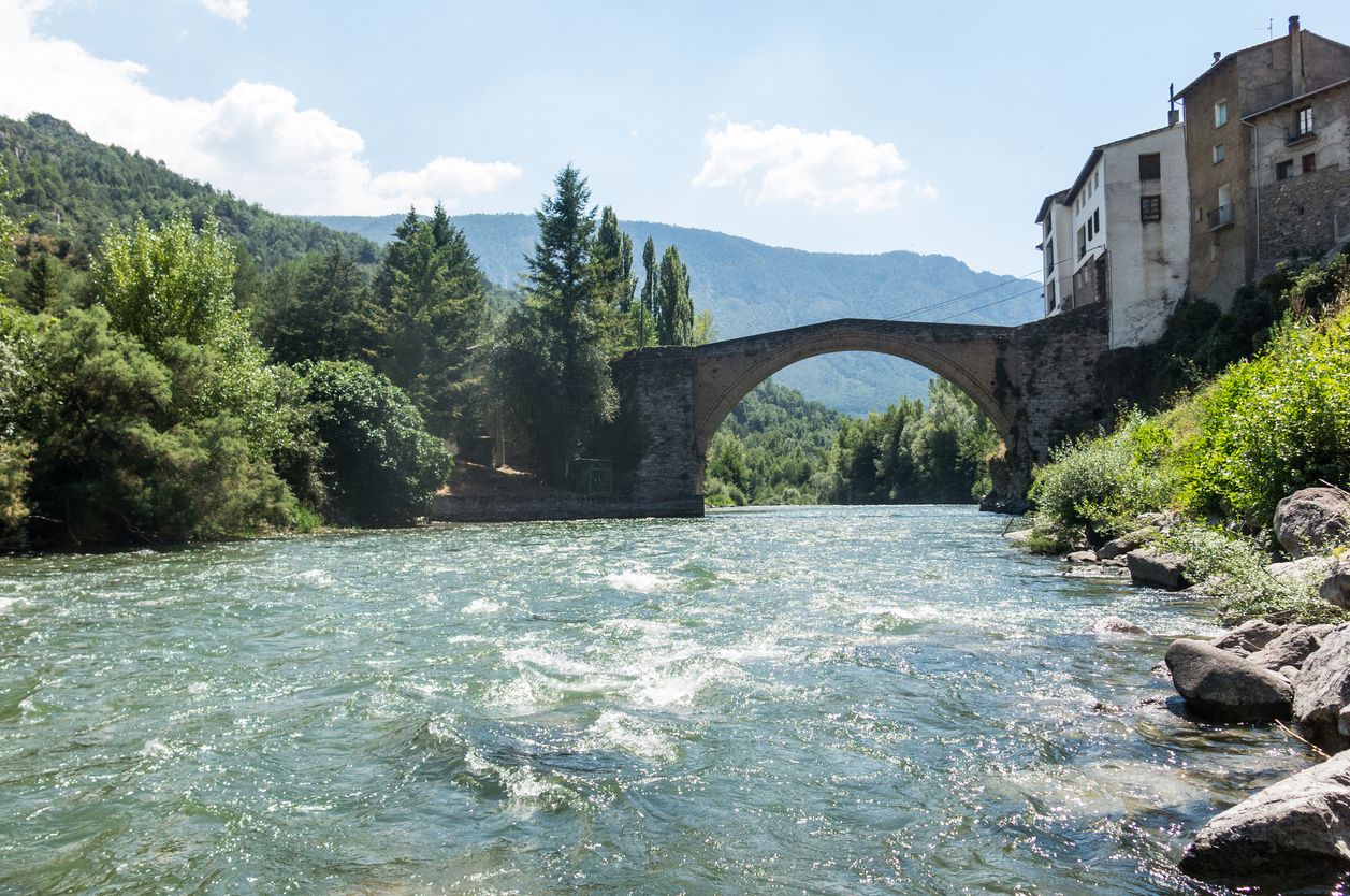 El río Noguera Pallaresa a su paso por el pueblo Gerri de Sal.