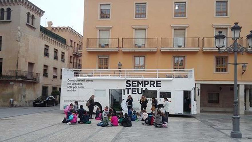 El «Bus de la Llengua» hace parada en Elche hasta mañana