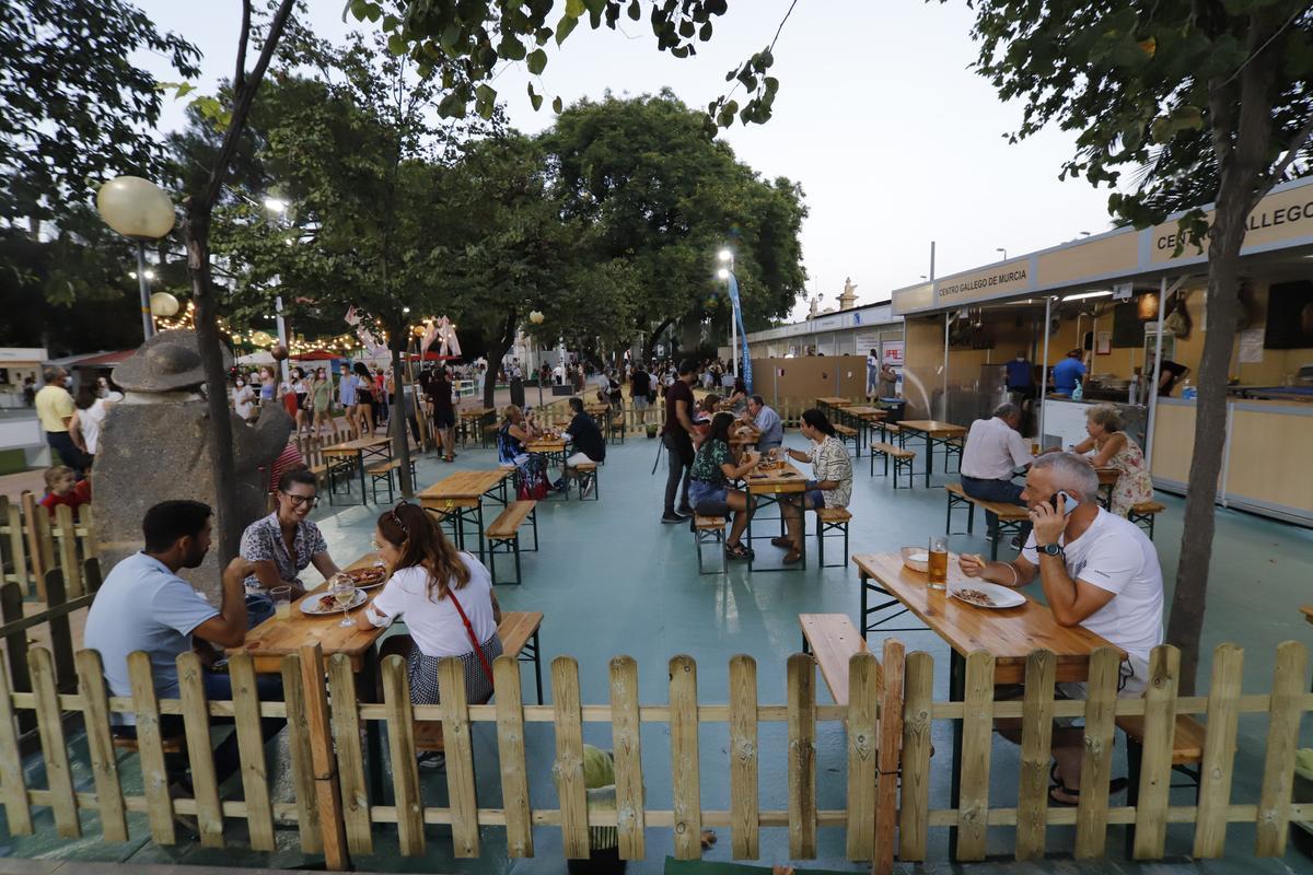 Comensales en los Huertos del Malecón 2021.