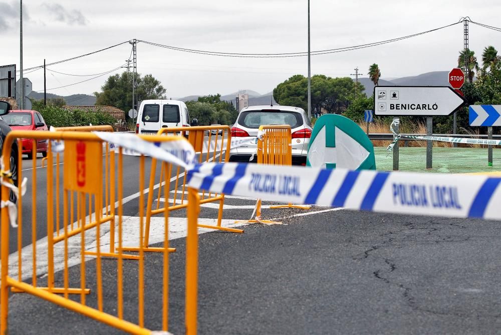 Varios vehículos circulan por un camino inundado por la intensa tormenta que ha caído esta mañana en el litoral norte de la provincia de Castelló que ha dejado algunas carreteras secundarias cortadas y ha provocado el rescate de seis vehículos en Benicarló, además de un pequeño accidente en Peñíscola y problemas por erosión en la playa del Clot de Vinaròs.