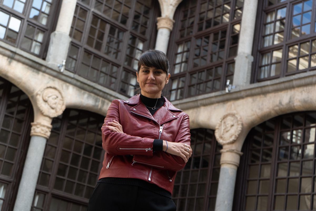 La secretaria de Estado, en el patio del Parador de Zamora.