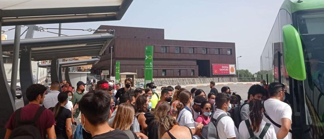 Parada de San Isidro, en la rotonda del enlace de la Autopista del Sur.