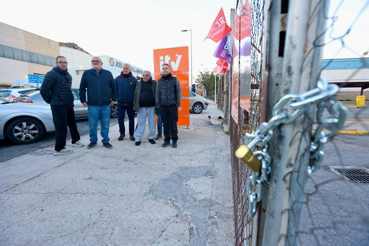 HUELGA ITV ALICANTE | Bloquean los accesos a la ITV de Alicante para protestar por el colapso del servicio.