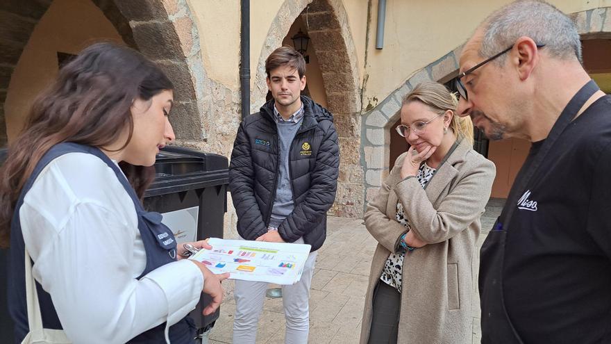 La concejala Maria Fajardo junto a un hostelero del centro y una educadora medioambiental municipal.