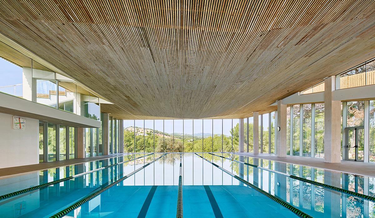 El centro deportivo de Queen's College dispone de una piscina climatizada