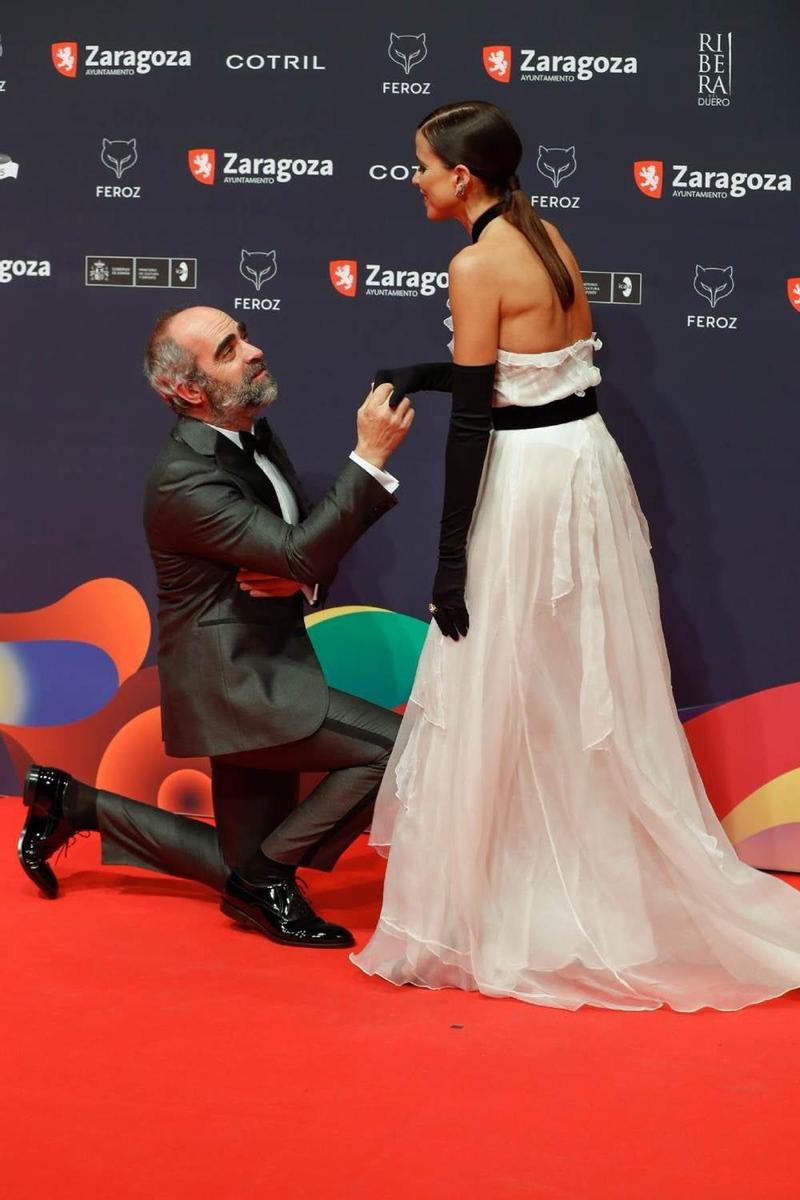 Luis Tosar en modo caballeresco con Luisa Mayol en los Premios Feroz 2022