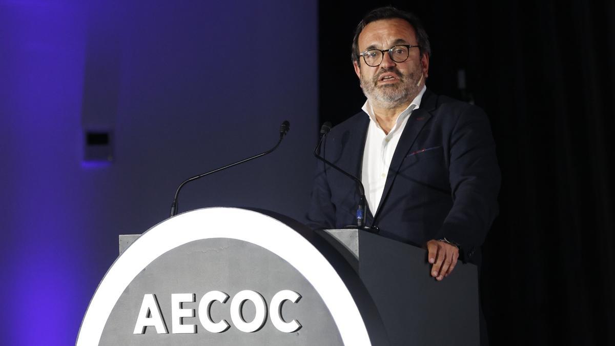 El presidente de Aecoc, Ignacio González, interviene en la asamblea general de la asociación, este martes, en Barcelona.