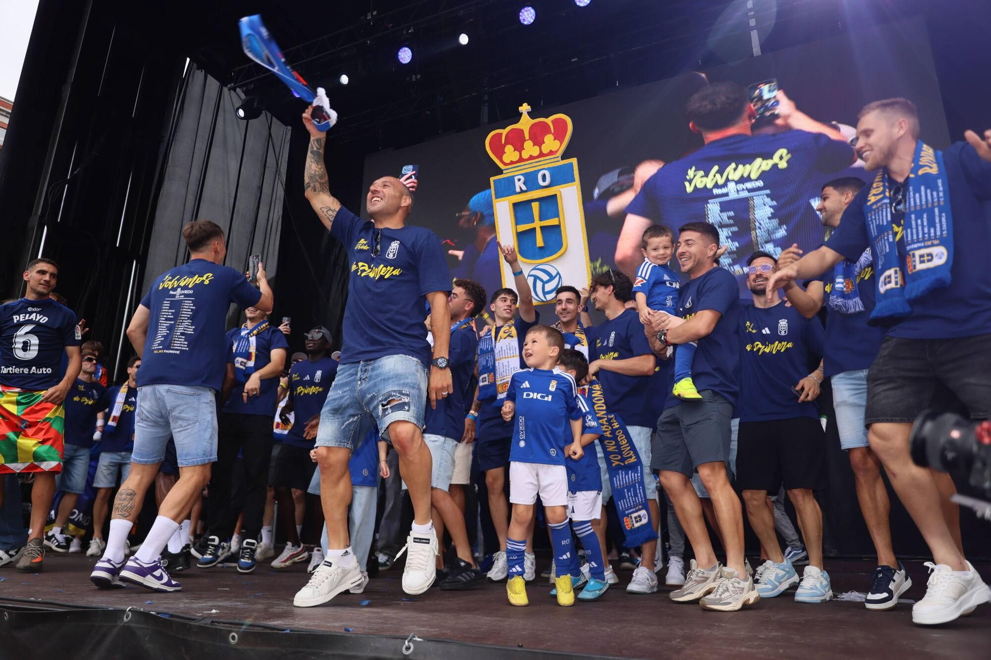 Locura azul en las calles de Oviedo para celebrar el ascenso del equipo a Primera División