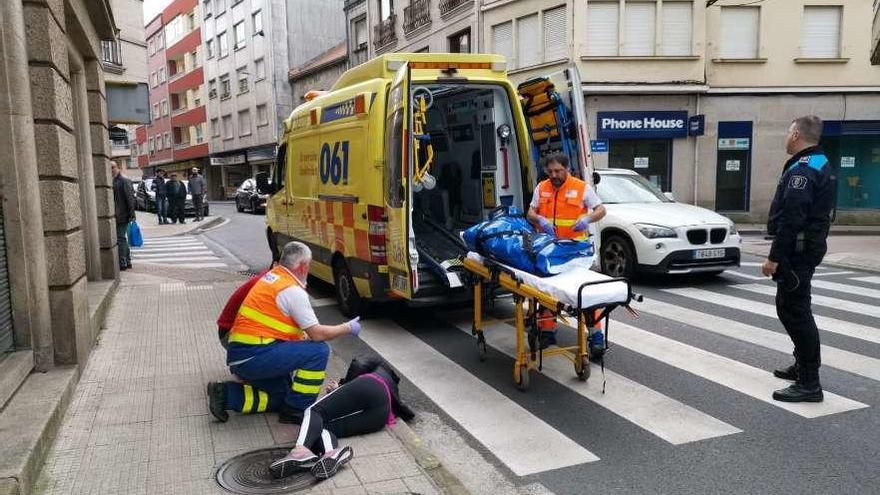 Los técnicos sanitarios atienden a la víctima en el lugar del accidente. // Santos Álvarez