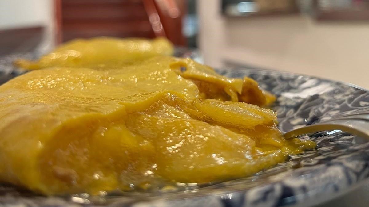 El plato estrella de la Falda Chamberí es la tortilla de patatas, pero cuenta también con una amplia oferta gastronómica.