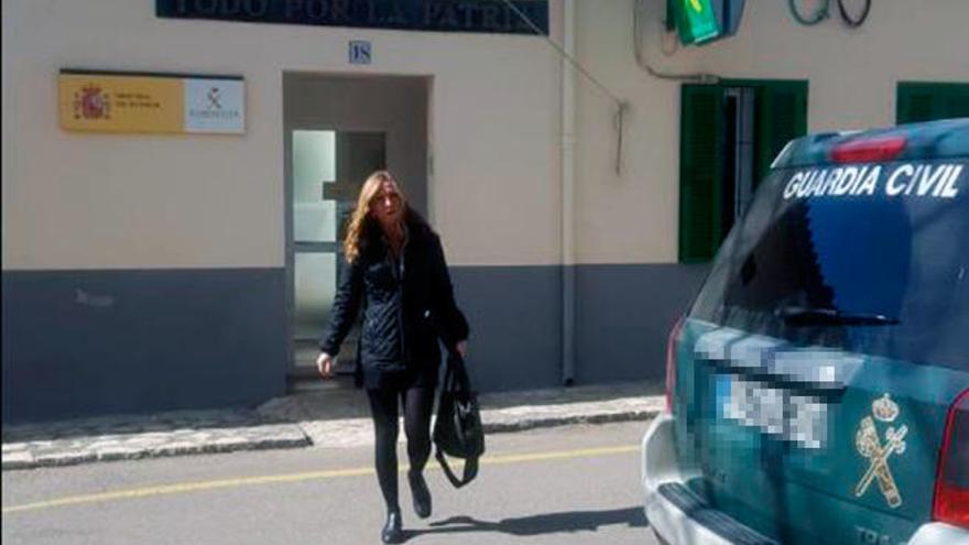 La mujer sale del cuartel de  la Guardia Civil tras interponer la denuncia.