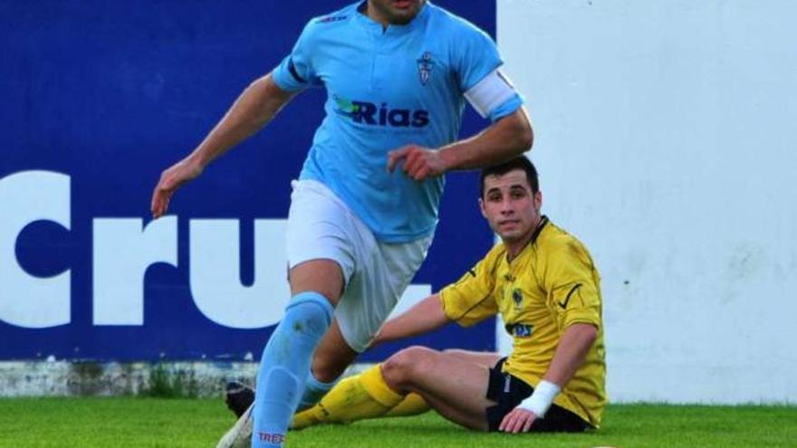 Saúl, capitán del Villalonga, conduce el balón en el anterior derbi ante el Sanxenxo. // Iñaki Abella