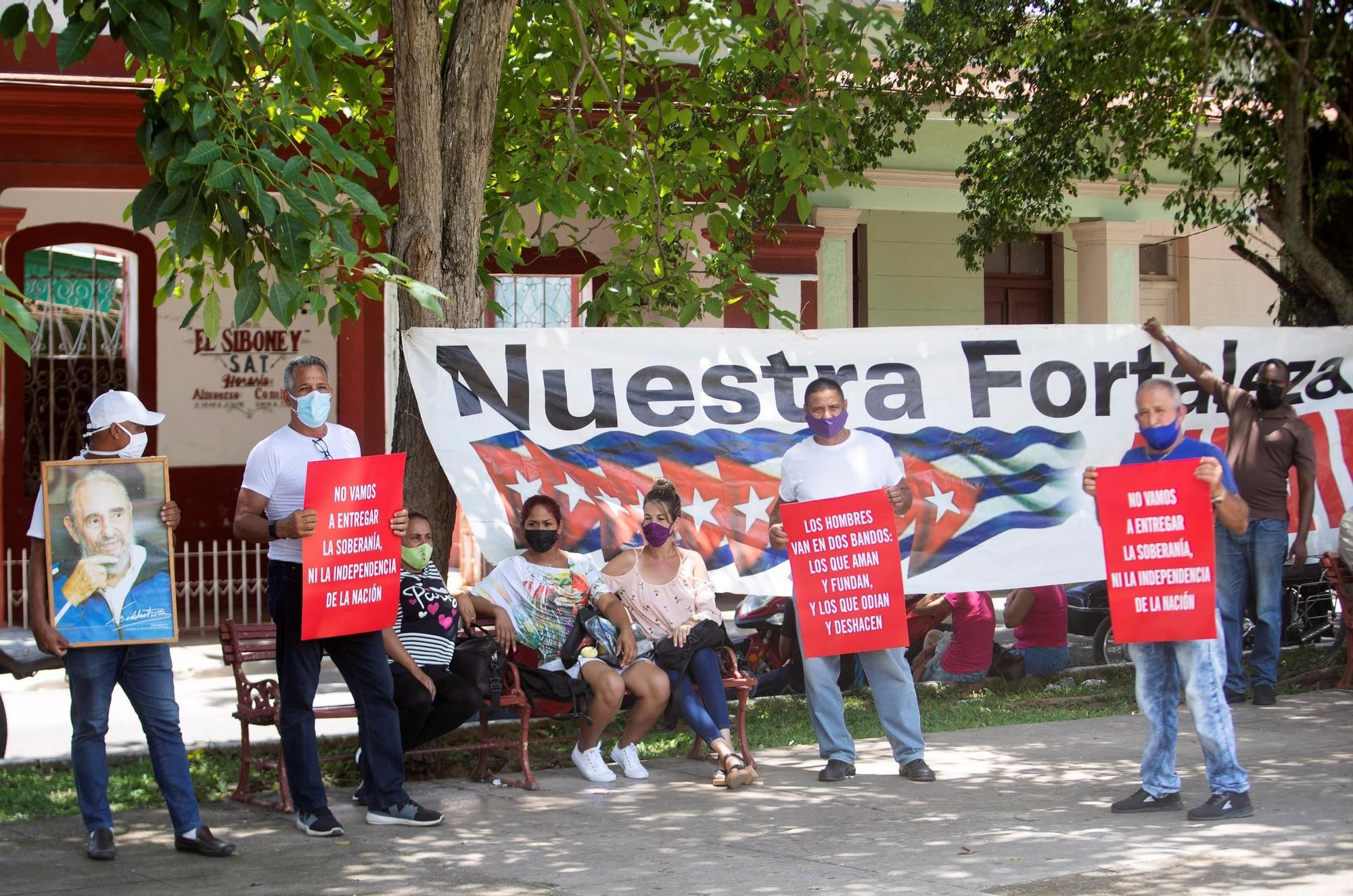 Simpatizantes del gobierno cubano en San Antonio de los Baños
