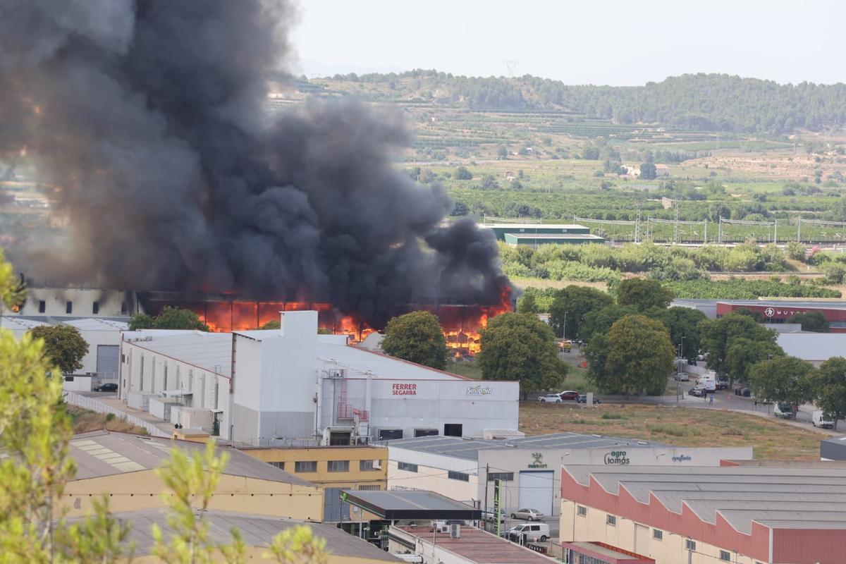 El incendio que ha devorado la nave de Xàtiva.