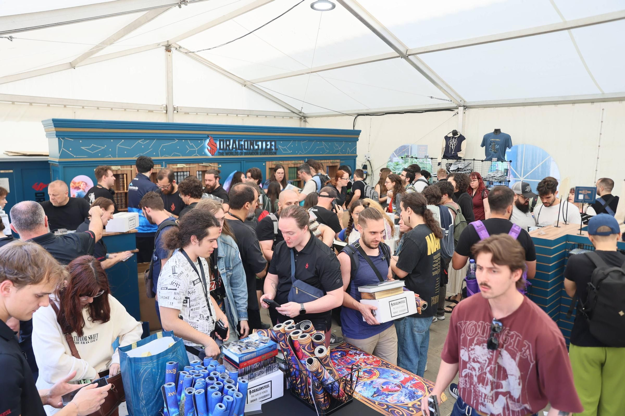 EN IMÁGENES: El multitudinario recibimiento a Brandon Sanderson