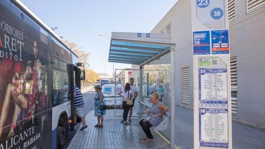 La parada del Hospital de Sant Joan, zona de transbordo para ir a la playa y a la Universidad.