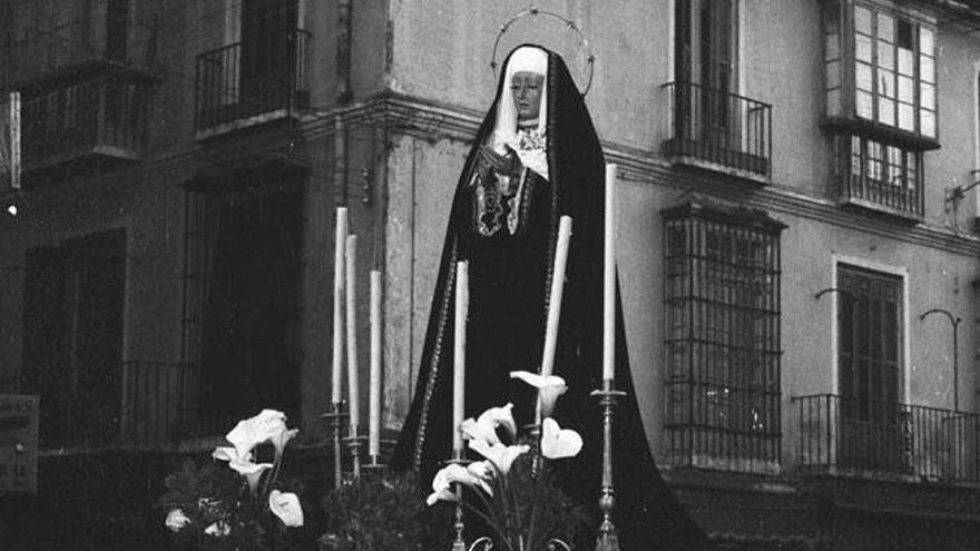 La primitiva imagen de Lágrimas y Favores, que se perdió en los años 80 en un incendio, durante el Rosario de la Aurora.