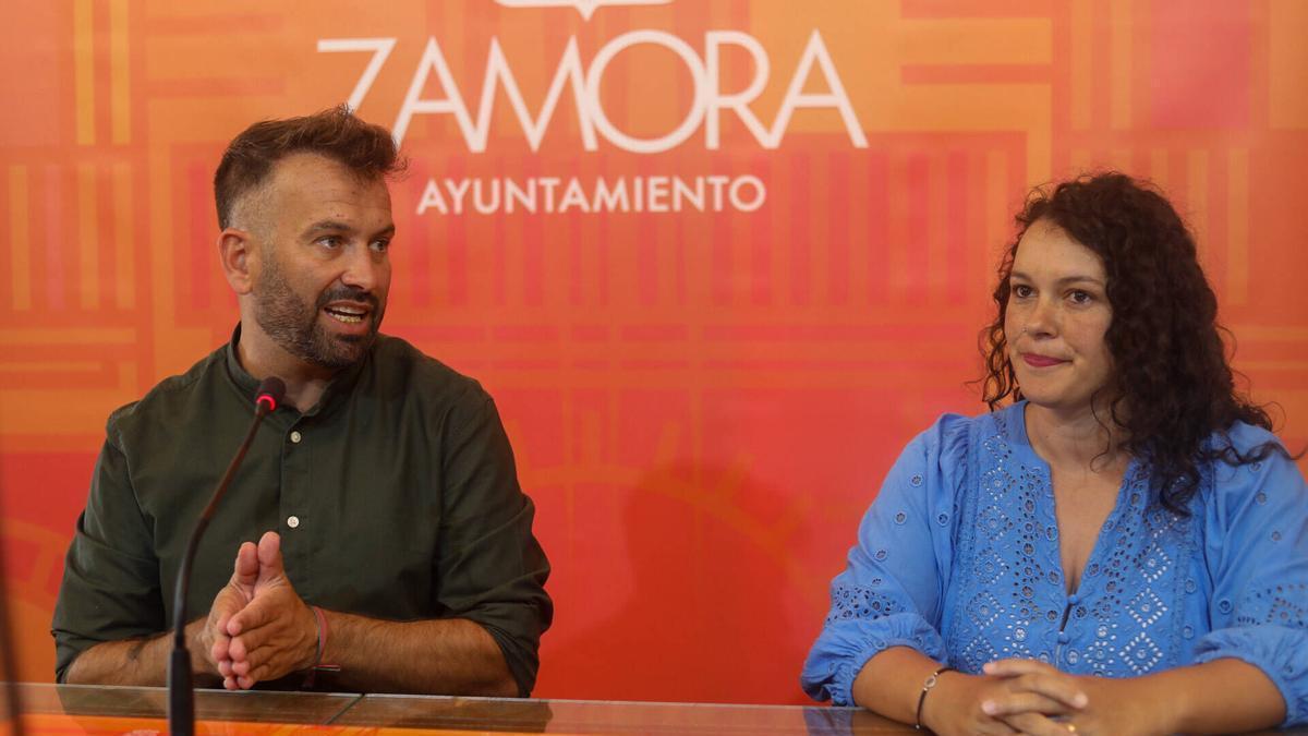 David Gago y Daiana Solange, durante la presentación de los talleres Chispa Creativa