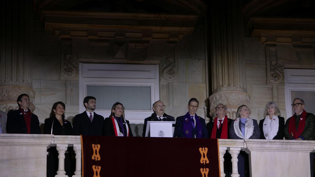 El presidente de la Junta de Cofradías pronuncia su discurso durante La Llamada