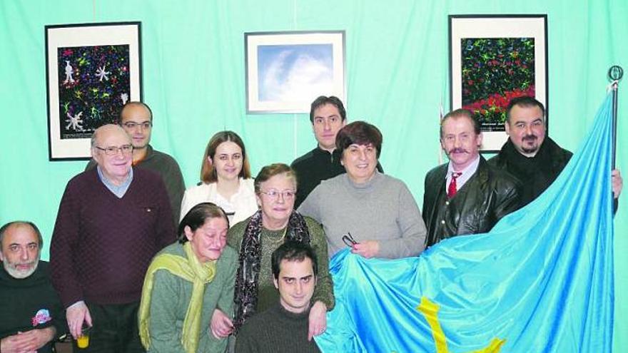 El artista Fernando Villapol, segundo por la derecha, rodeado de asturianos en París.