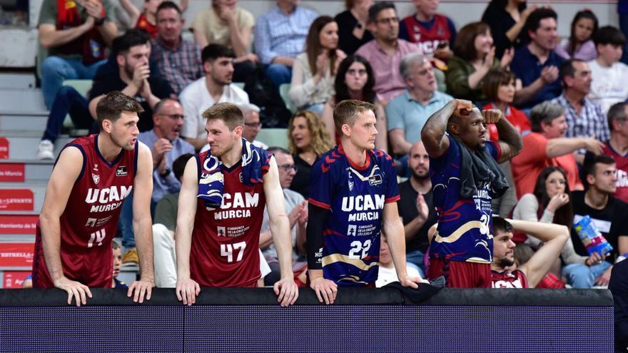 Sleva, Arturs Kurucs, Hakanson y Ennis durante un partido en el Palacio este curso.  | ACB PHOTO/J.BERNAL