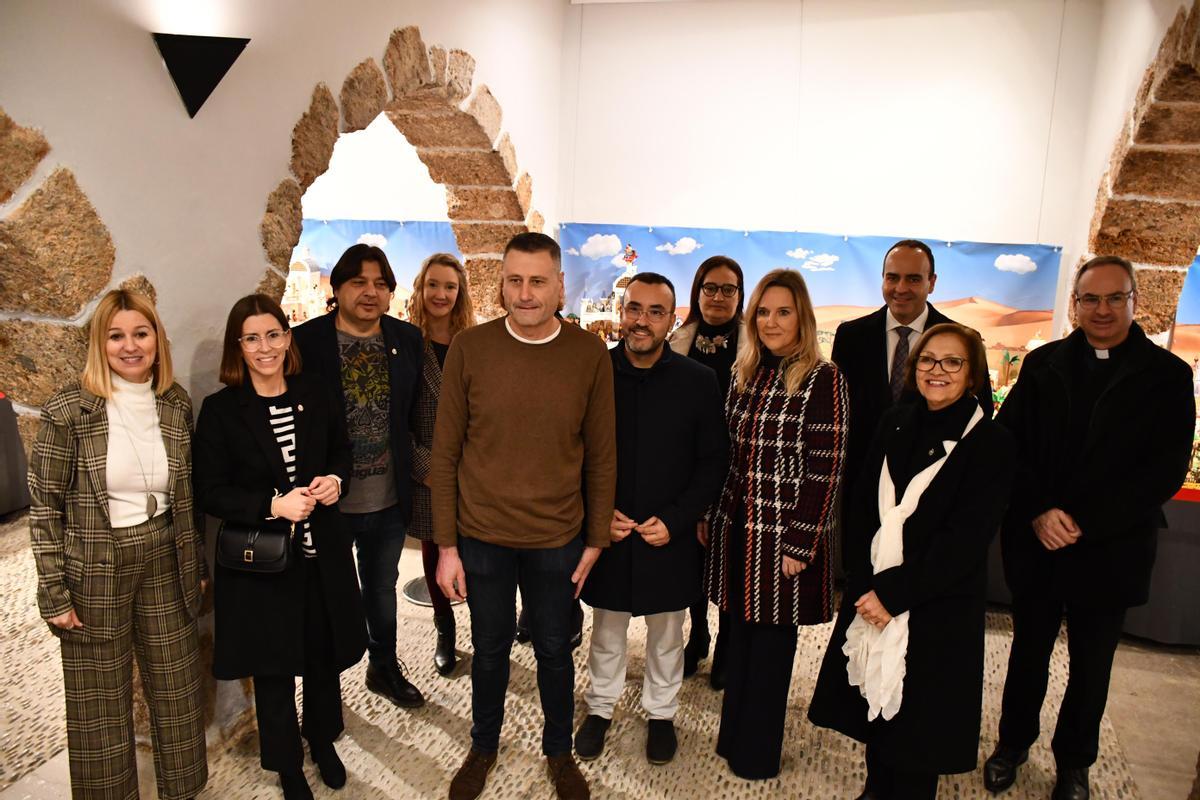 El alcalde, José Benlloch, inauguró este jueves la exposición, junto al autor del belén, Diego Pérez; la directora de Márketing i Comunicación de Porcelanosa, Cristina Colonques; el párroco de la Arciprestal, Javier Aparici; y concejales de la corporación municipal.