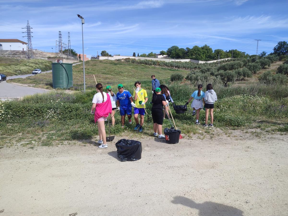 Alumnos en la campaña de limpieza.