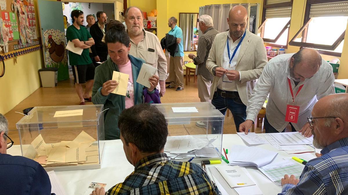 Votantes en el Colegio Enrique Alonso de Avilés, esta mañana.