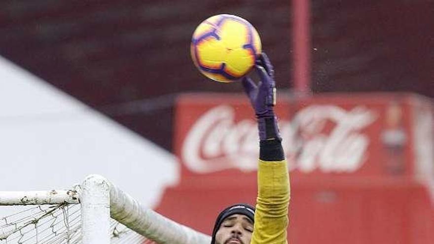 Christian Joel salta para despejar un balón durante un entrenamiento.