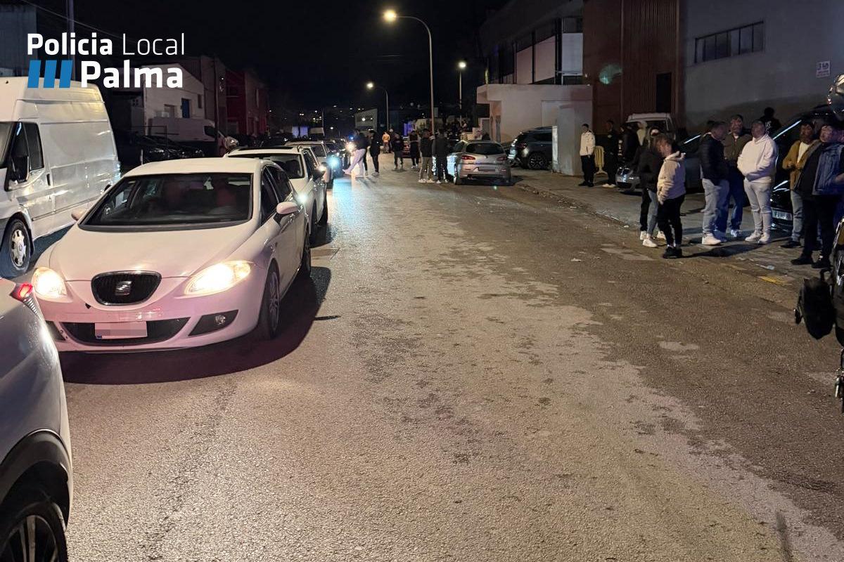 Participantes en la última concentración de coches detectada, en el polígono de Can Valero.