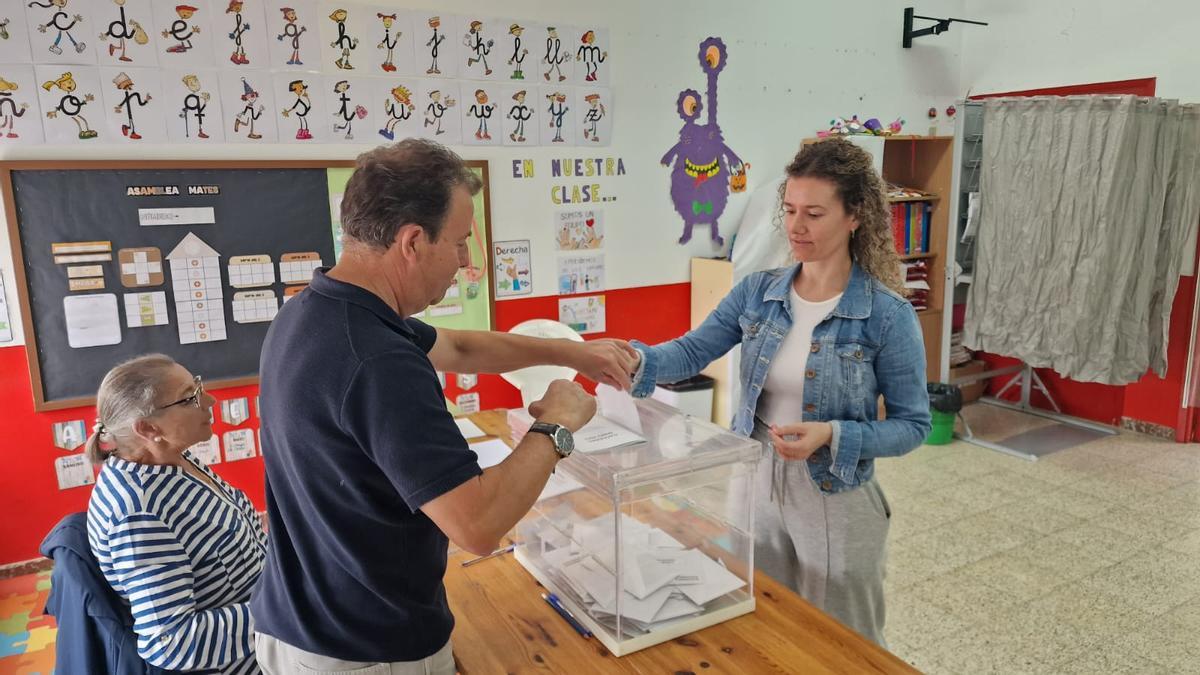 Una joven deposita su voto en O Grove. | // M.M.