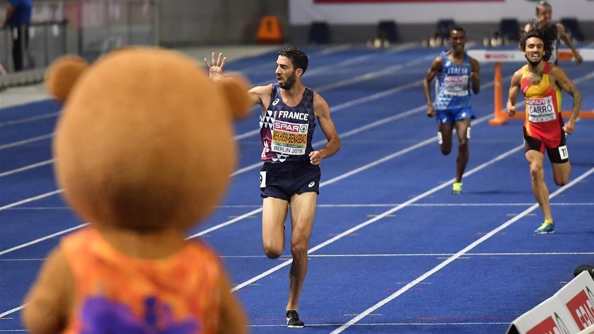 Fernando Carro, detrás del francés Mekhissi-Benabbad, en la recta final de los 3.000 metros obstáculos.