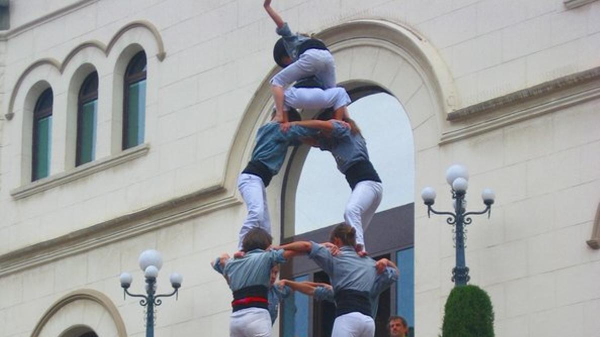 Imagen de archivo de los Castellers de Badalona en la plaza de la Vila.