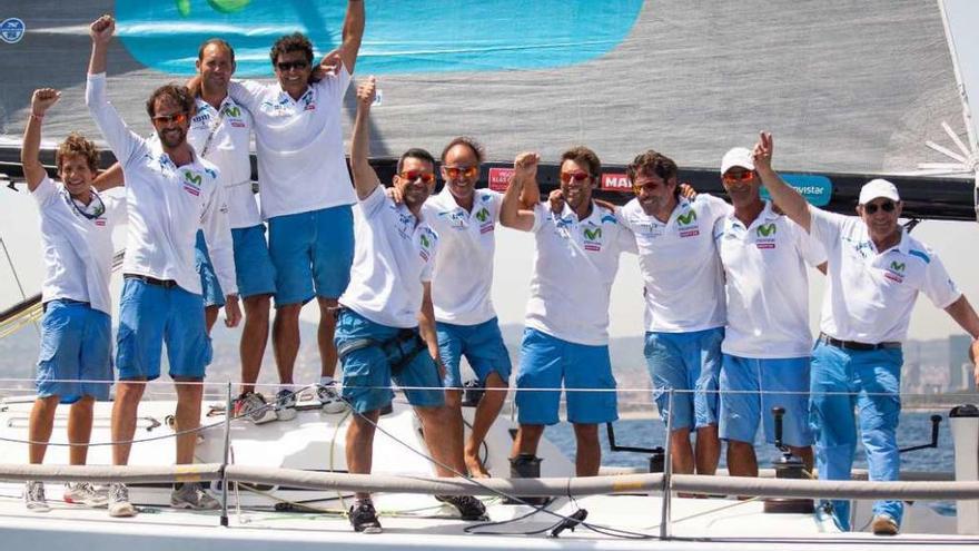 Los regatistas del &quot;Movistar&quot; festejan, en el podio, su título mundial en Barcelona. // María Muíña