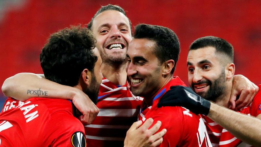 Los jugadores del Granada celebran su pase a cuartos de la Europa League.