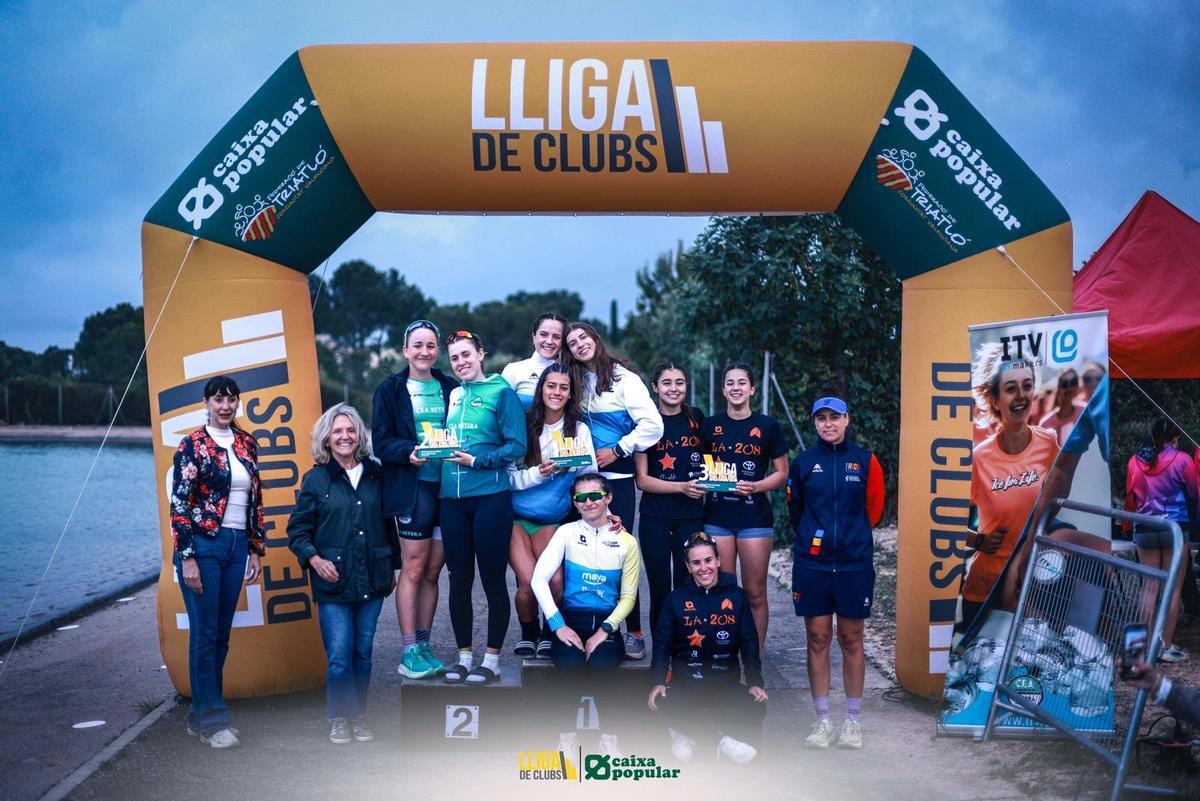 Las chicas del Triatló Ontinyent en lo alto del podio, tras lograr el oro en Bétera.