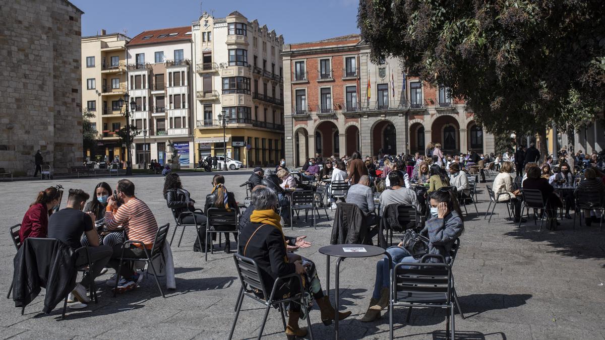 Ciudadanos consumen en bares de la Plaza Mayor