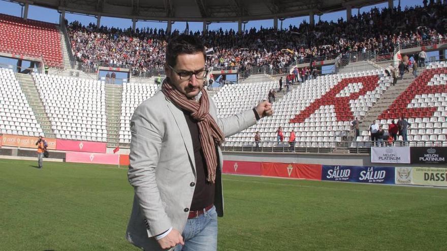 Paco Belmonte saluda a los aficionados tras caer el FC Cartagena en Nueva Condomina.