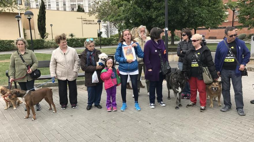 Dueños de mascotas movilizados, en el parque de Laviada.