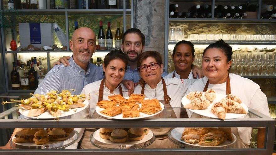 El restaurante de A Coruña que conquista la calle Galera con 400 pinchos al día: "Mi padre no pensó que fuéramos a tener tanto éxito"