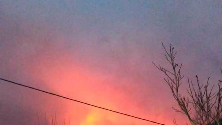 Incendio desde La Veguina, en Tapia de Casariego.