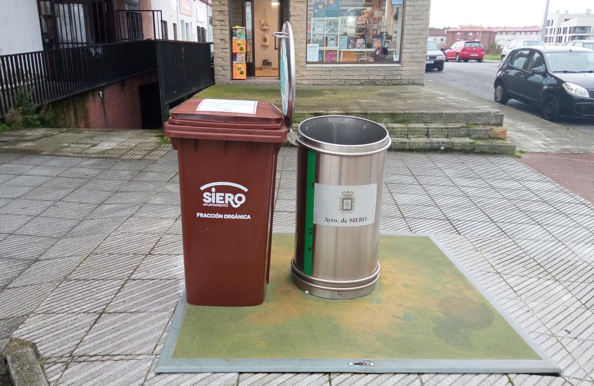 Un contenedor marrón ubicado en una localidad sierense