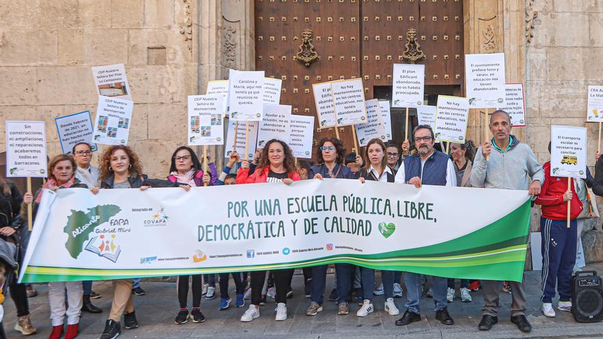 El mal estado de los colegios de Orihuela moviliza dos horas a padres y alumnos