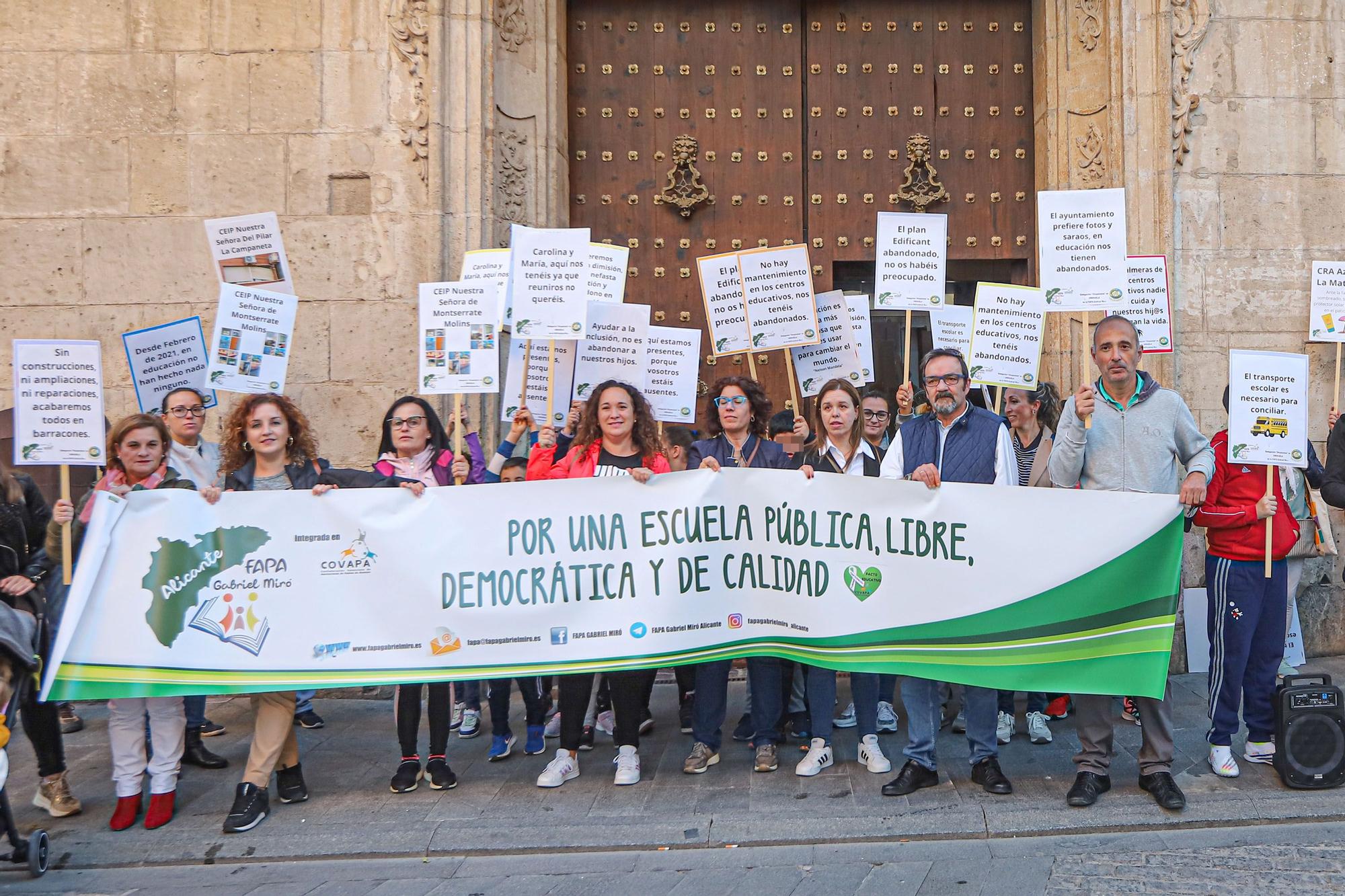 Protesta de las AMPAS  por el mal estado de los colegios en el Ayuntamiento de Orihuela