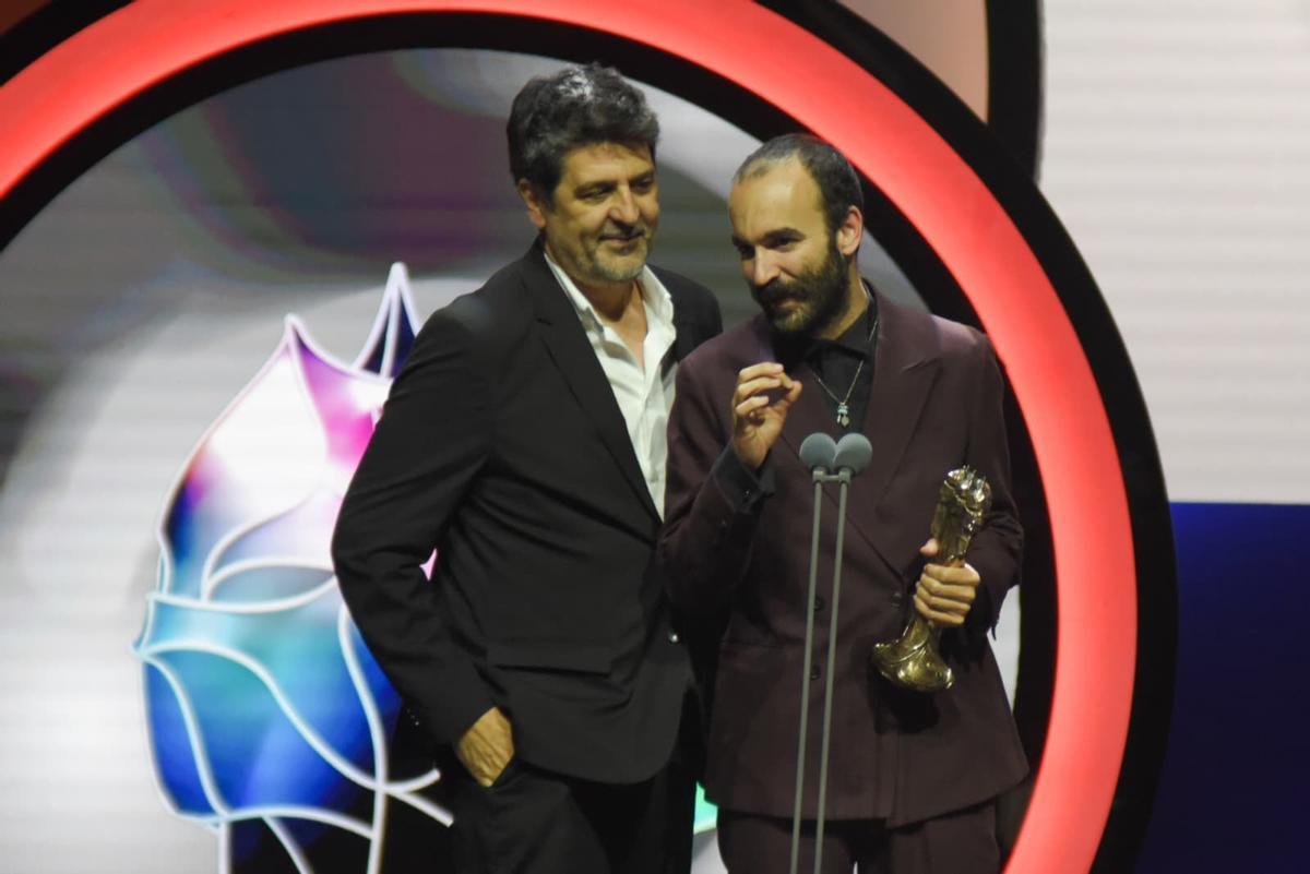 Ganadores de los Premis Gaudí 2026. El director Cesc Gay y el guionista Eduard Sola ganan el mejor guión por 'Mi amiga Eva'. Ganadores de los Premis Gaudí 2026. El director Cesc Gay y el guionista Eduard Sola ganan el mejor guión por 'Mi amiga Eva'.