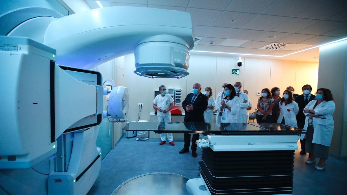 El consejero de Salud visita las instalaciones que acogen un cuarto acelerador de electrones en el Reina Sofía.